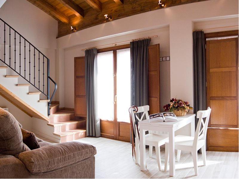 Fuente De La Estacion Lejlighedshotel Ezcaray Eksteriør billede